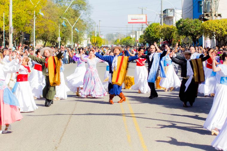 Imágenes del 27° Desfile Cívico, Militar y Gaucho