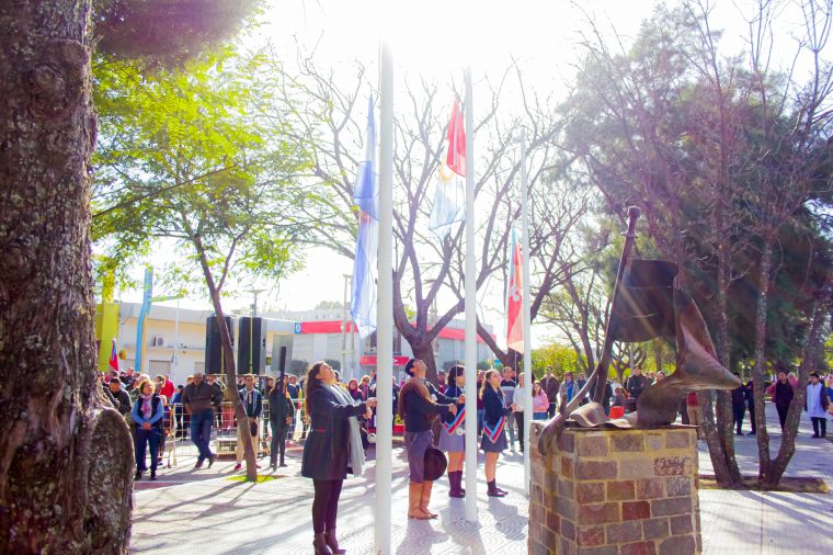 Imágenes del 27° Desfile Cívico, Militar y Gaucho