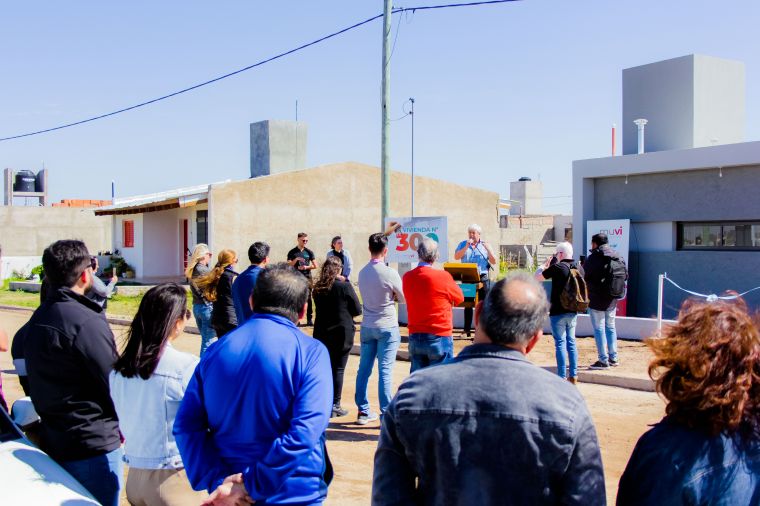 Emuvi hizo entrega de la Casa N° 300