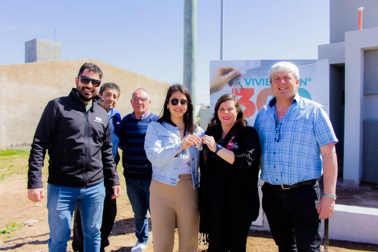 Emuvi hizo entrega de la Casa N° 300