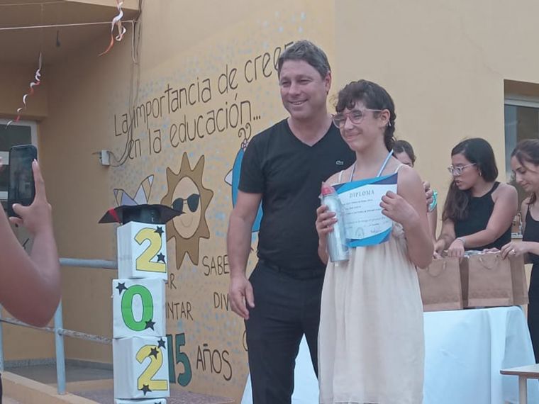 El intendente Daniel Haniewicz entregó presentes a los egresados de colegios secundarios de la ciudad