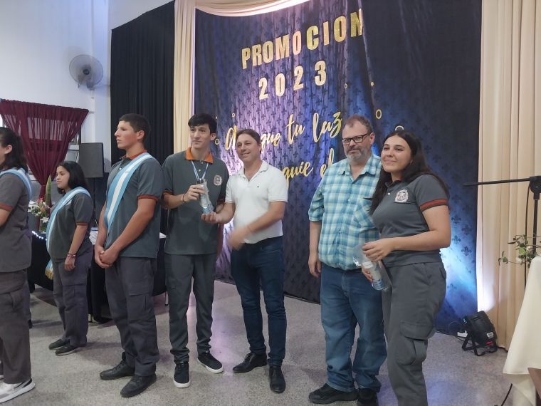 El intendente Daniel Haniewicz entregó presentes a los egresados de colegios secundarios de la ciudad