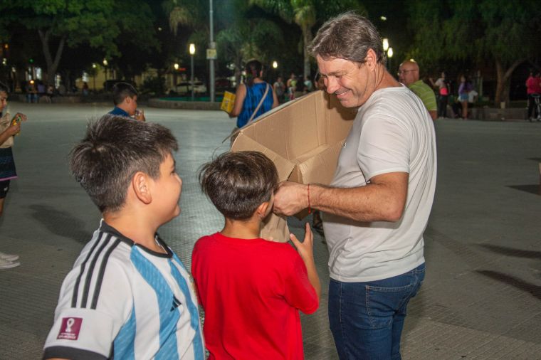 Con show y entrega de golosinas se festejó la llegada los Reyes