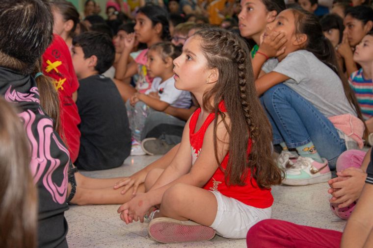 Con show y entrega de golosinas se festejó la llegada los Reyes