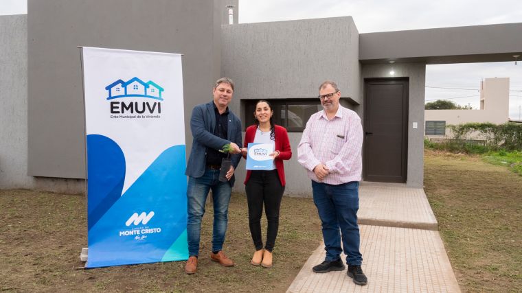 Se entregaron 9 viviendas de EMUVI en Monte Cristo