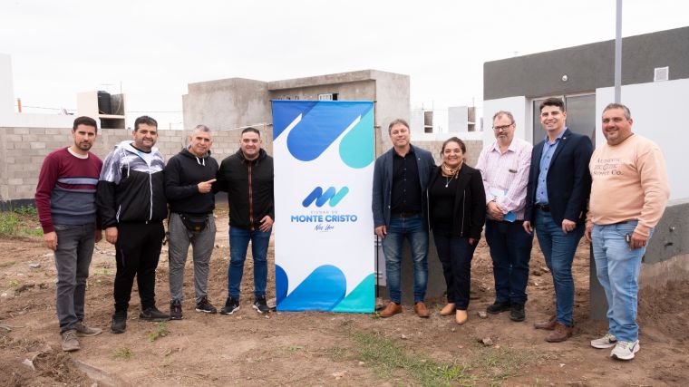 Se entregaron 9 viviendas de EMUVI en Monte Cristo