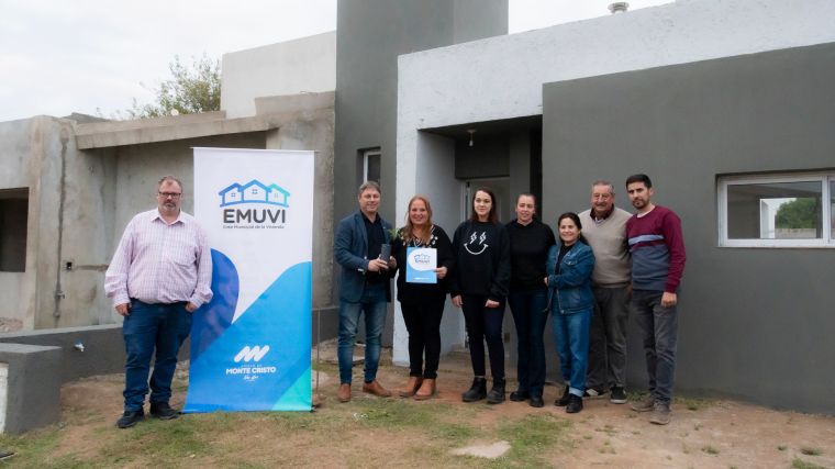 Se entregaron 9 viviendas de EMUVI en Monte Cristo