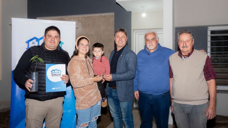 Se entregaron 9 viviendas de EMUVI en Monte Cristo