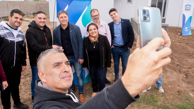 Se entregaron 9 viviendas de EMUVI en Monte Cristo