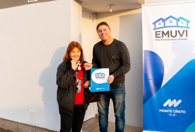 Se entregaron 4 viviendas de EMUVI en Monte Cristo