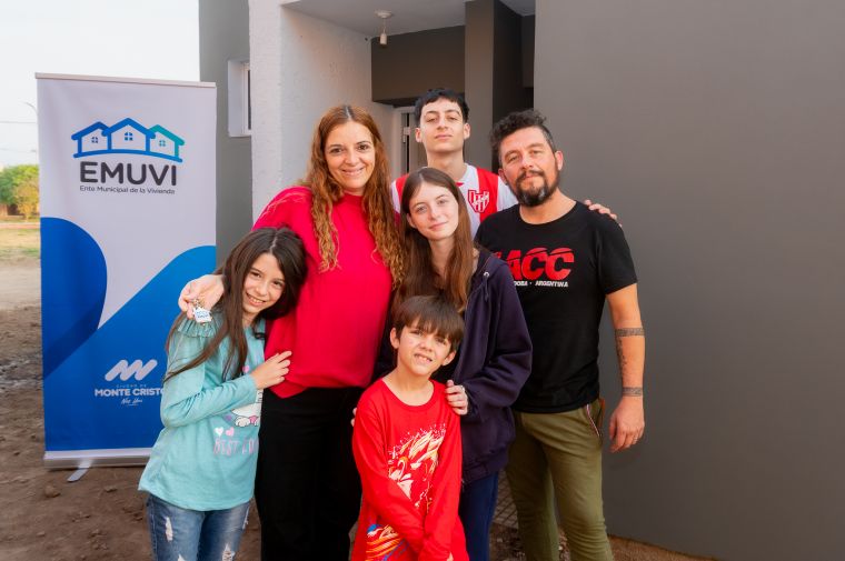 Se entregaron 4 viviendas de EMUVI en Monte Cristo