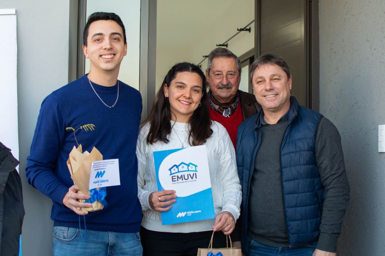 Se entregaron 4 viviendas de EMUVI en Monte Cristo