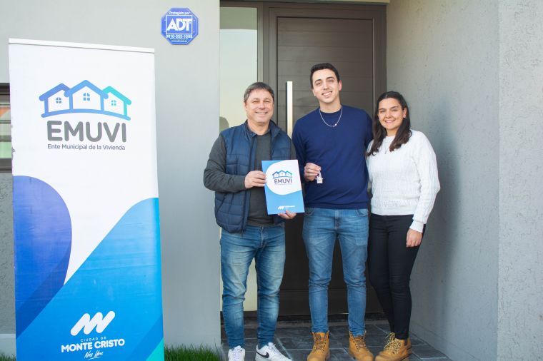 Se entregaron 4 viviendas de EMUVI en Monte Cristo