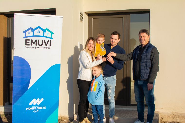 Se entregaron 4 viviendas de EMUVI en Monte Cristo