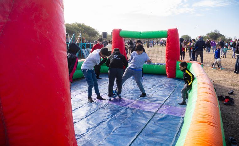 Tarde de barrileteada y feria en Monte Cristo