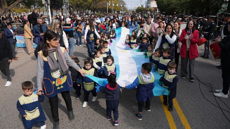 Emocionante 28º Desfile Cívico-Militar en Monte Cristo