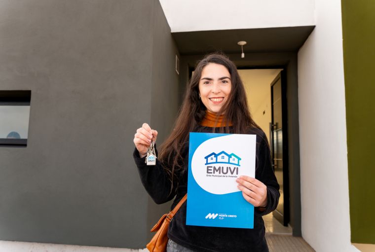 Se entregaron 8 viviendas del EMUVI en Monte Cristo