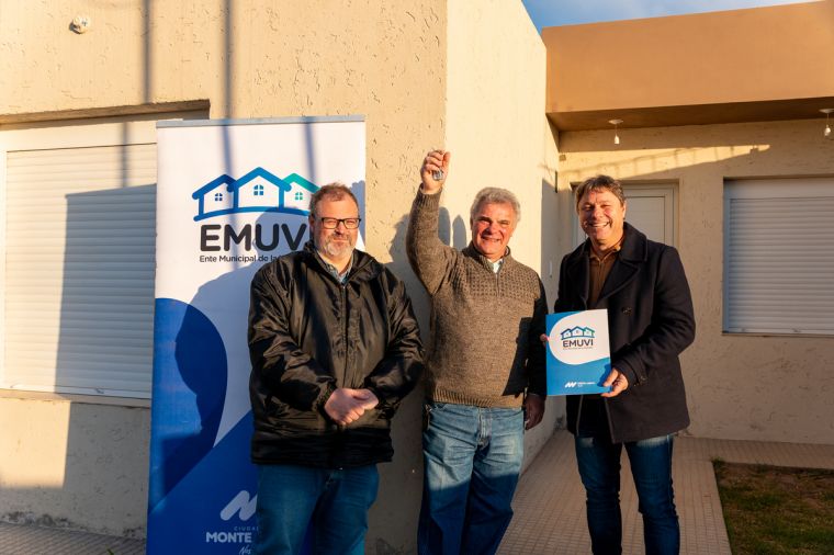 Se entregaron 8 viviendas del EMUVI en Monte Cristo