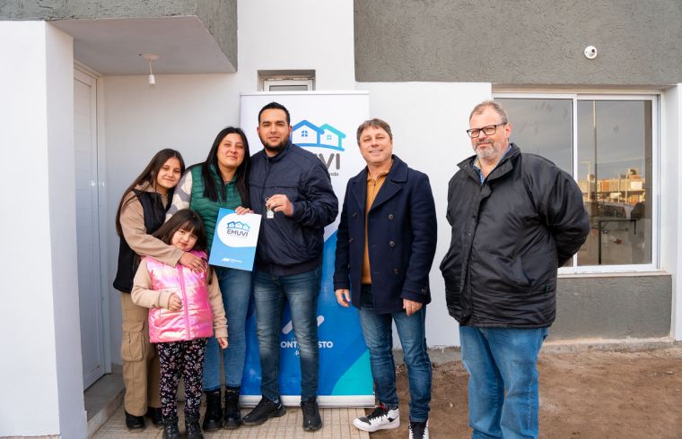 Se entregaron 8 viviendas del EMUVI en Monte Cristo