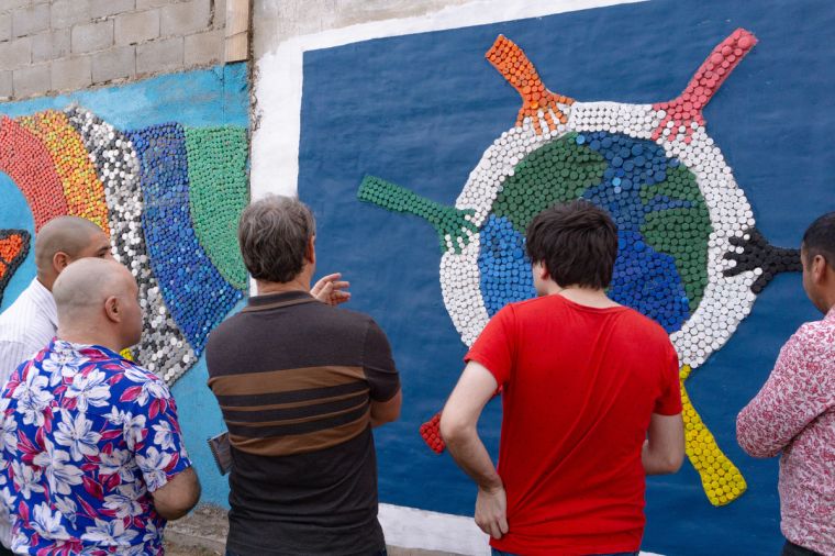 Creatividad sostenible: Monte Cristo culminó su mural de tapitas