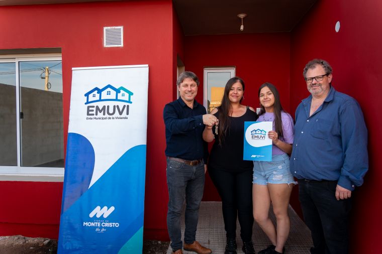 Se entregaron 4 nuevas viviendas del EMUVI