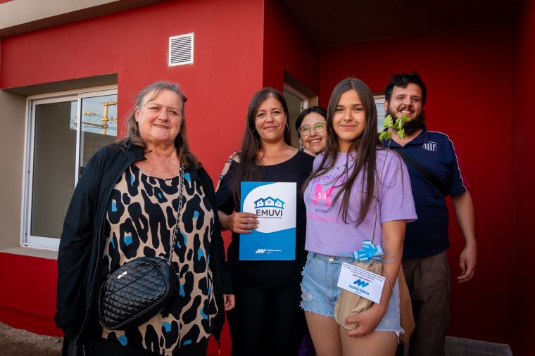 Se entregaron 4 nuevas viviendas del EMUVI