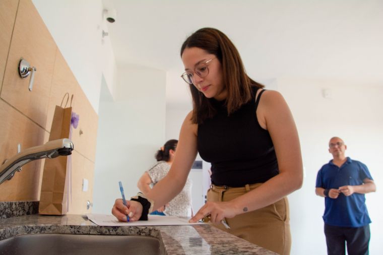 Se entregaron 2 viviendas del EMUVI en Monte Cristo