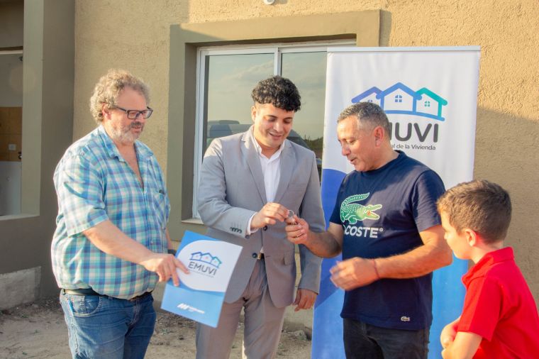 Se entregaron 2 viviendas del EMUVI en Monte Cristo