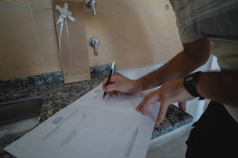 Se entregaron 2 viviendas del EMUVI en Monte Cristo