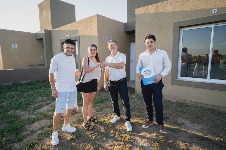 Se entregaron 2 viviendas del EMUVI en Monte Cristo