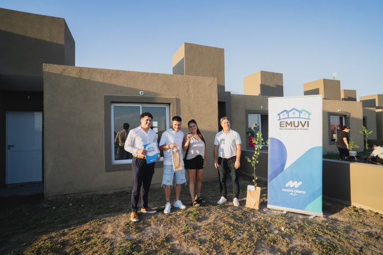 Se entregaron 2 viviendas del EMUVI en Monte Cristo