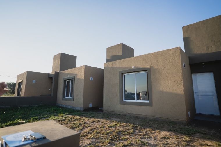 Se entregaron 2 viviendas del EMUVI en Monte Cristo