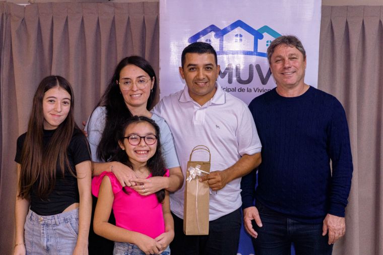 Entrega de nuevas viviendas: más de 50 familias cumplieron su sueño de la casa propia