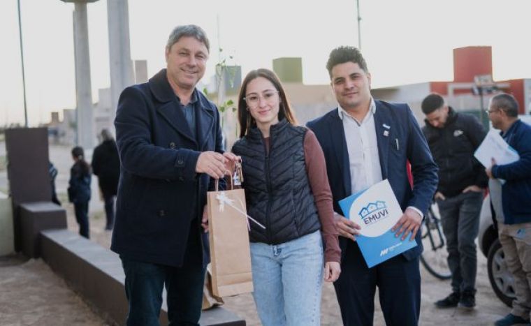 Se entregaron 3 viviendas del EMUVI en Monte Cristo