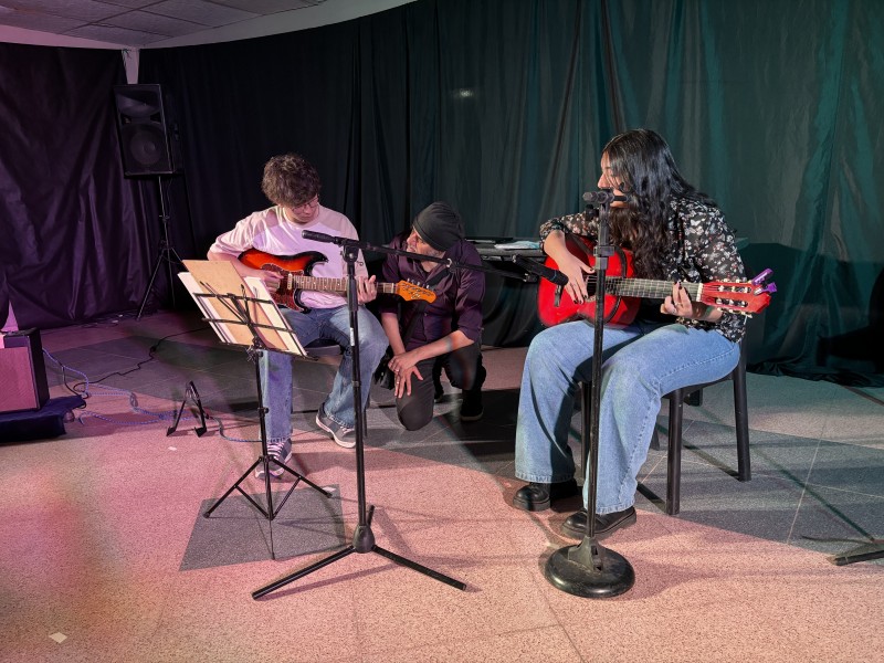 Una noche llena de arte con la muestra de los talleres de Teatro y Guitarra