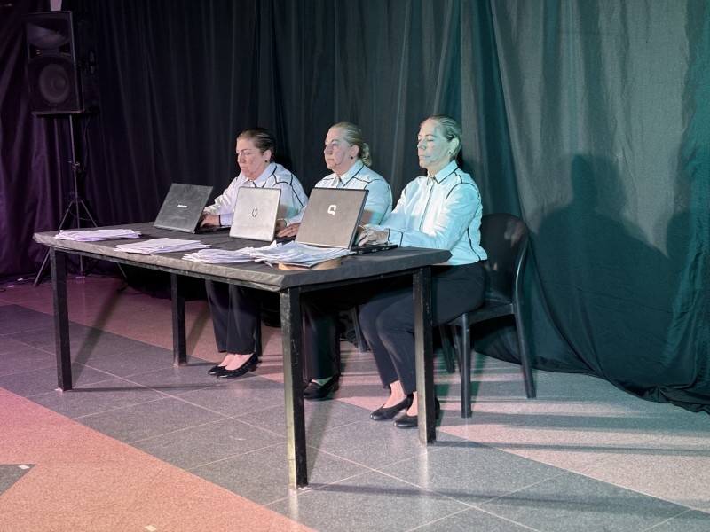 Una noche llena de arte con la muestra de los talleres de Teatro y Guitarra